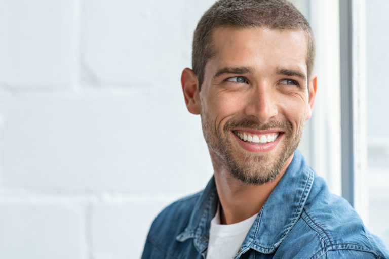 Węgiel aktywny – nieinwazyjna, naturalna i skuteczna metoda na biały uśmiech