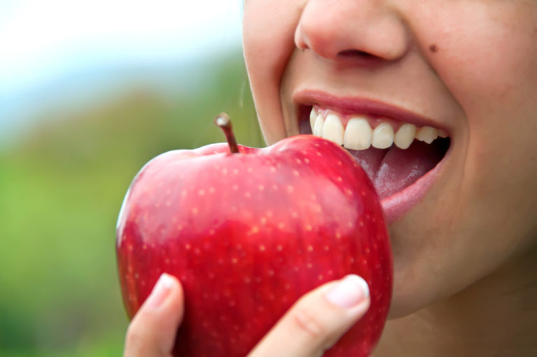 Zdrowe dziąsła i błony śluzowe jamy ustnej – sposób na podniesienie odporności nie tylko zimą