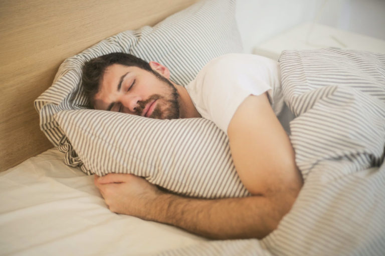 Zdrowy sen – dlaczego jest ważny i jak sobie radzić z bezsennością